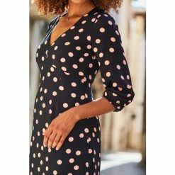 Sosandar Black V Neck Fit And Flare Shaped Dress 4 Sosandar Black V Neck Fit And Flare Shaped Dress -Sosandar unnamed file 264