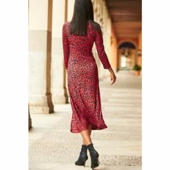 Sosandar Red Keyhole Fit And Flare Midi Dress 2 Sosandar Red Keyhole Fit And Flare Midi Dress -Sosandar unnamed file 284